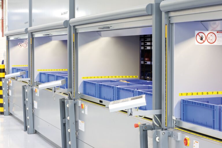 Sikkerhed i Hänel Lean-Lift® lagerautomater med lysgardin. Hänel Software giver mange mulighed for nem varestyring.
